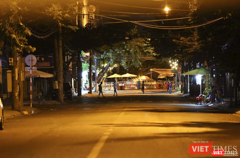 0h ngày 11/8, người dân trên các tuyến đường bắt đầu ra đường, đón chờ thời khắc cả khu dân cư được tháo dỡ lệnh phong tỏa.