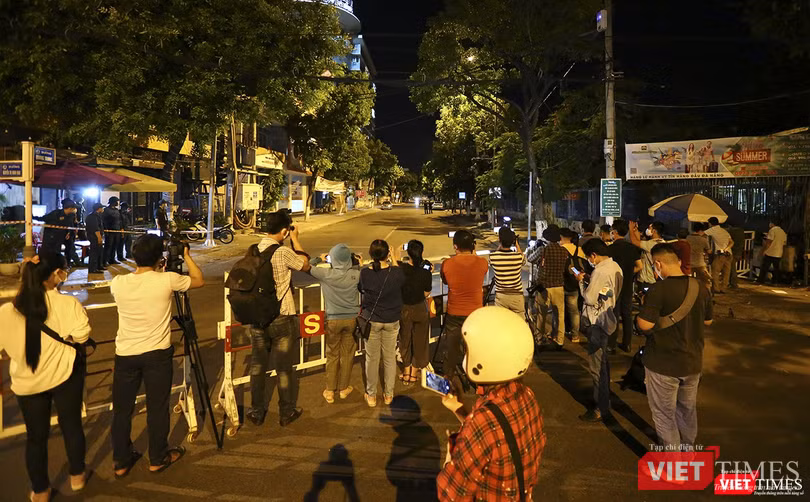 Báo chí từ phía bên này rào chắn