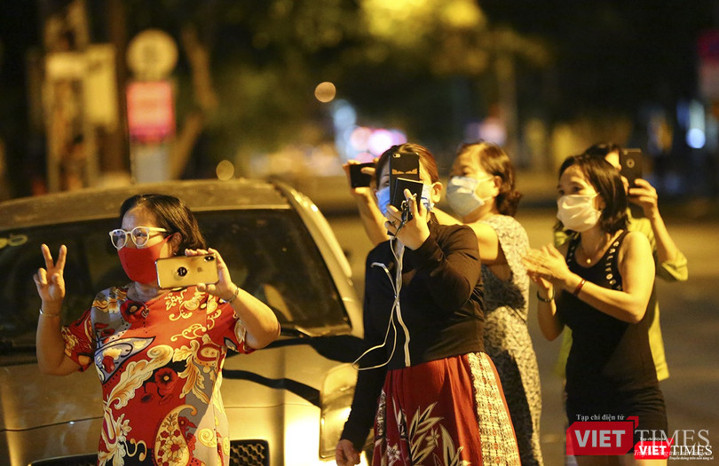 Người dân ghi lại khoảng khắc đáng nhớ