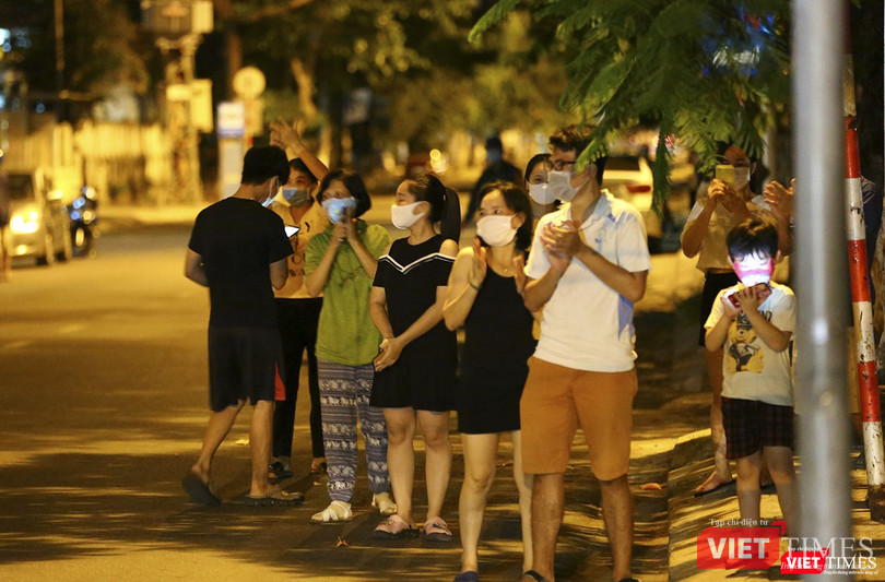 Trong niềm vui vỡ òa của người dân