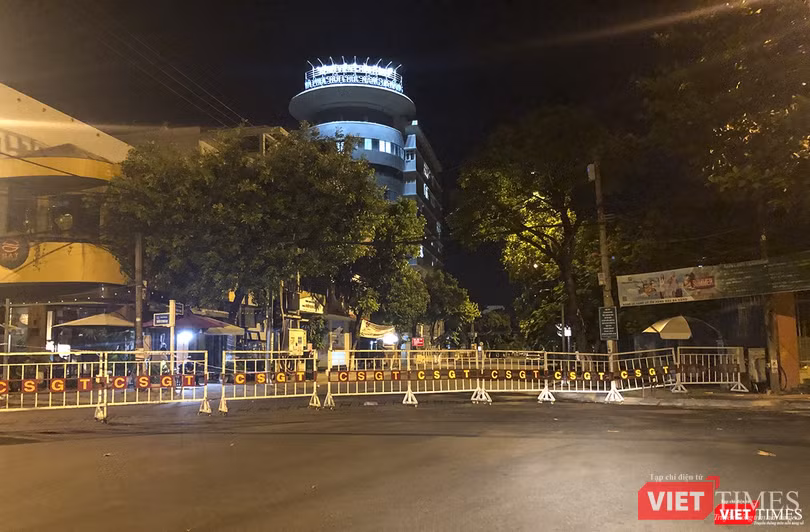 23h30 ngày 10/8, các con phố vẫn vắng lặng, chỉ có lực lượng chức năng tại các chốt làm việc như thường lệ.