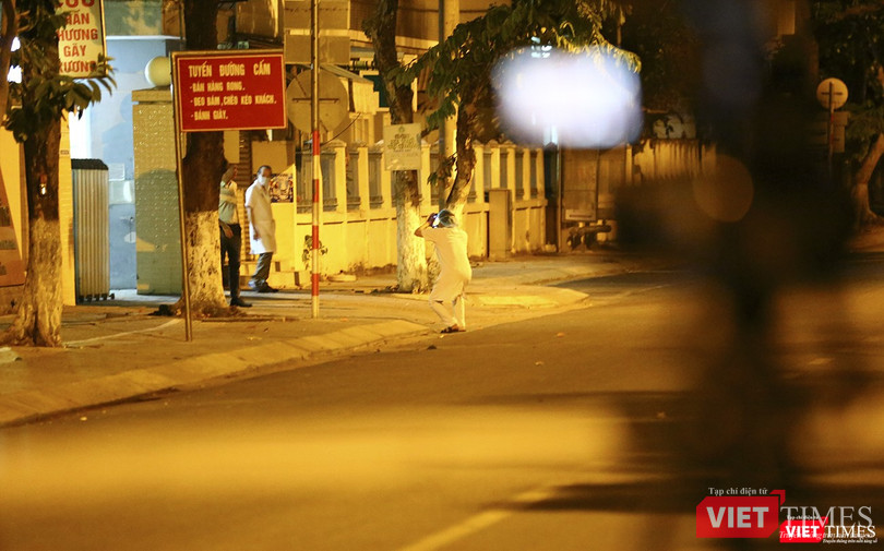 Các bác sỹ bệnh Bệnh viện Chỉnh hình - Phục hồi chức năng cũng bắt đầu tập trung trước cổng bệnh viện để lưu lại khoảnh khắc đáng nhớ này.