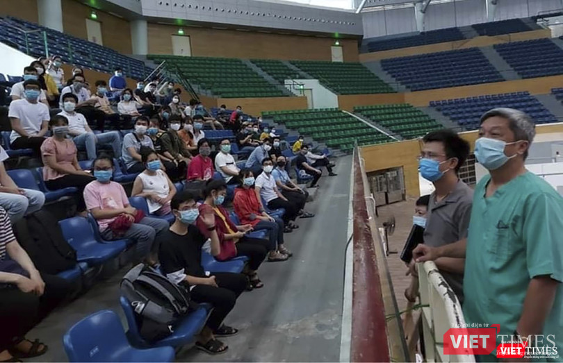 Thứ trưởng Bộ Y tế Nguyễn Trường Sơn tại buổi trò chuyện với các sinh viên tình nguyện làm việc tại Bệnh viện dã chiến Tiên Sơn