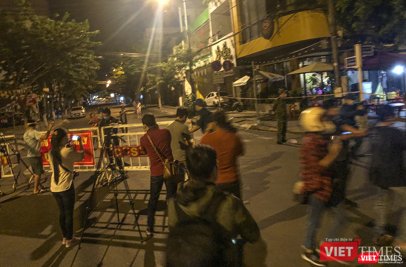 Đúng 0h15 ngày 11/8, các rào chắn được tháo dỡ