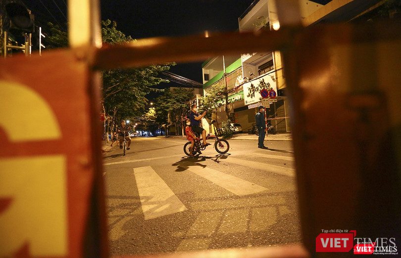 Phía bên kia rào chắn