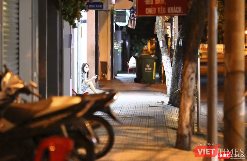 23h45, lác đác có vào người dân ra hiên nhà đứng chờ thời khắc khu vực được tháo dỡ lệnh phong tỏa