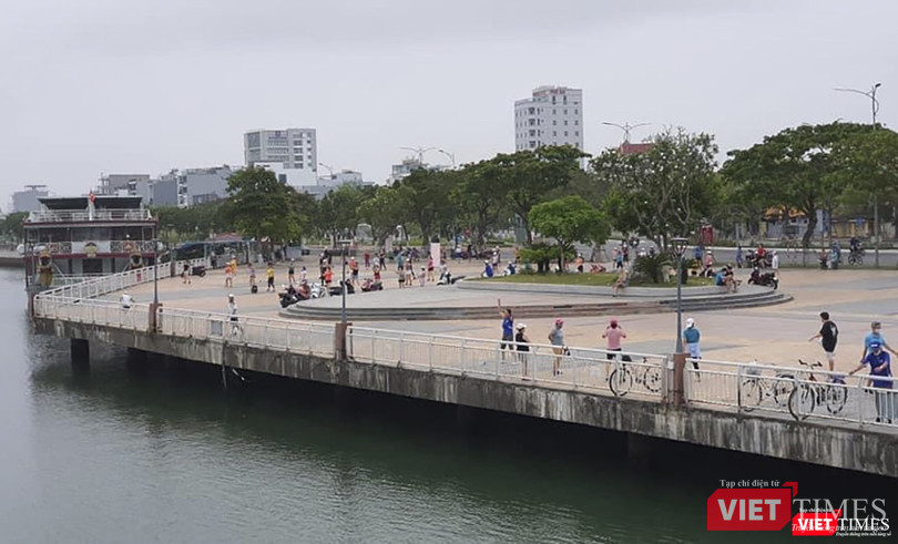 Công viên phía Tây cầu Rồng đông đúc trở lại