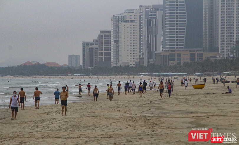 Người dân đi tắm biển, tập thể thao trở lại sau lệnh nới lỏng giãn cách