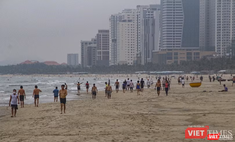 Người dân đi tắm biển, tập thể thao trở lại sau lệnh nới lỏng giãn cách