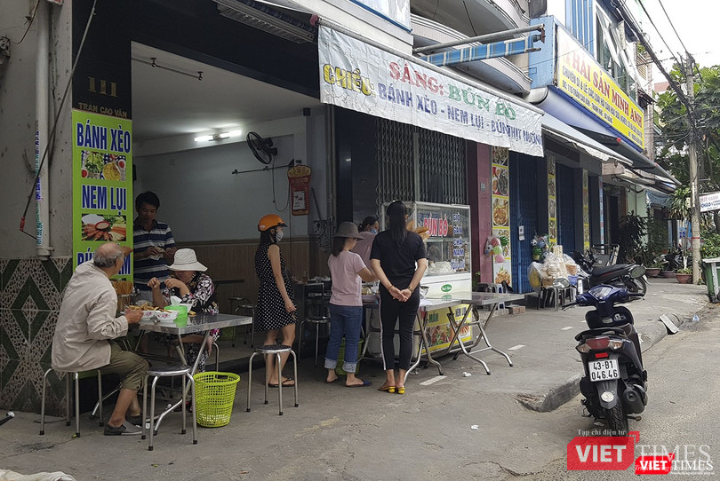 Hàng ăn đã bán và phục vụ tại chỗ