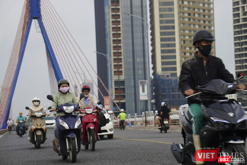 Cầu Sông Hàn sáng sớm ngày 23/4