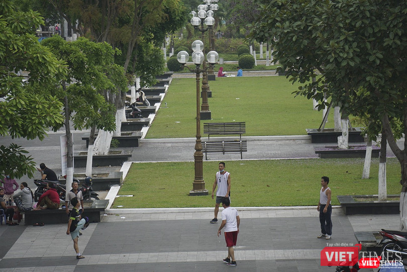 Các khu công viên người dân đã trở lại chơi thể thao