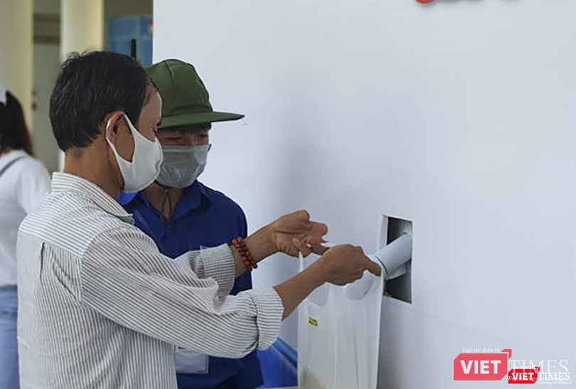 Người dân nhận gạo từ ATM gạo