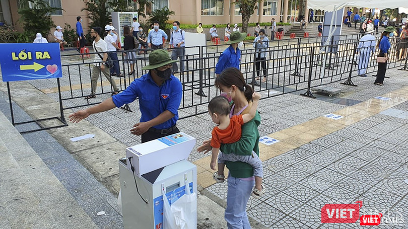 Người dân ý thức tuân thủ quy định phòng dịch trước khi nhận gạo