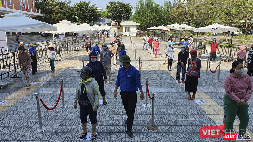 Người dân trật tự xếp hàng từ sớm