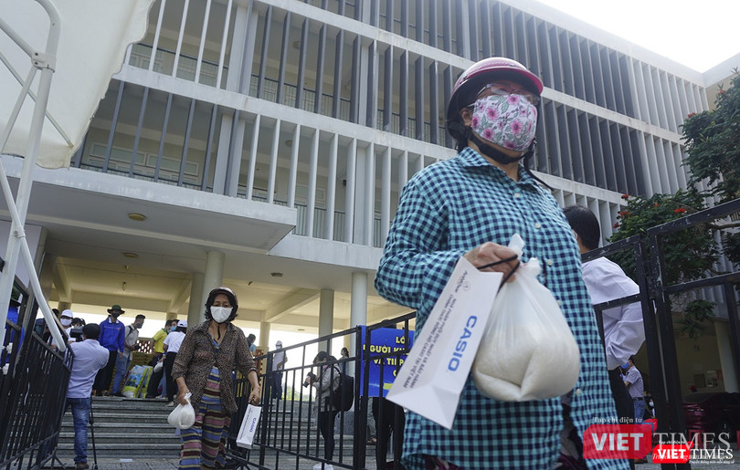 Bên cạnh 2kg, người dân còn được nhận những phần quà