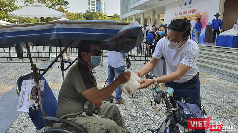 Những trường hợp khuyết tật được trao gạo tận tay