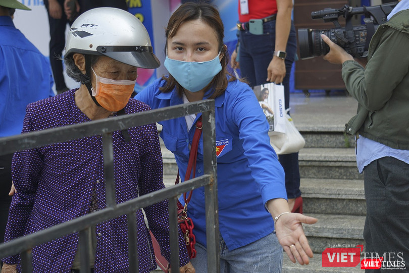 Người già được tình nguyện viên hướng dẫn