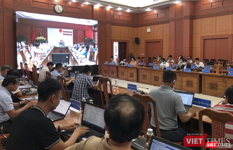 Báo chí theo dõi cuộc họp qua truyền trình trực tuyến