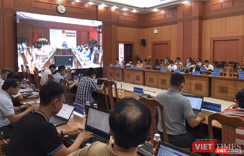 Báo chí theo dõi cuộc họp qua truyền trình trực tuyến