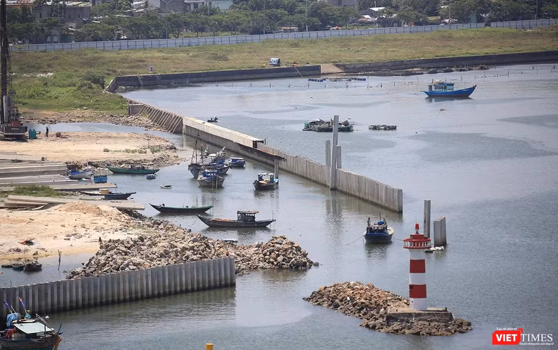 Hệ đống đê kè đá hộc ngăn sóng và cột hải đăng trên sông Hàn bị cắt cụt nhường chỗ cho dự án
