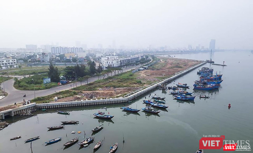 Dư luận dấy lên lo ngại khi xuất hiện cả cụm công trình lấy sông Hàn sau khi dự án Marina Complex hoàn thành việc thi công bờ kè và san nền