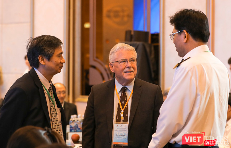 Sự kiện lần này có sự tham dự của Giáo sư Carl Thayer - Chuyên gia về Biển Đông của Úc (đứng giữa), người từng lên án mạnh mẽ hành động đâm chìm tàu cá Việt Nam của tàu Hải cảnh Trung Quốc trên vùng biển đặc quyền kinh tế Việt Nam vào năm 2014.