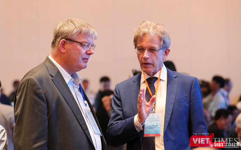 Các đại biểu trao đổi các vấn đề bên lề Hội thảo