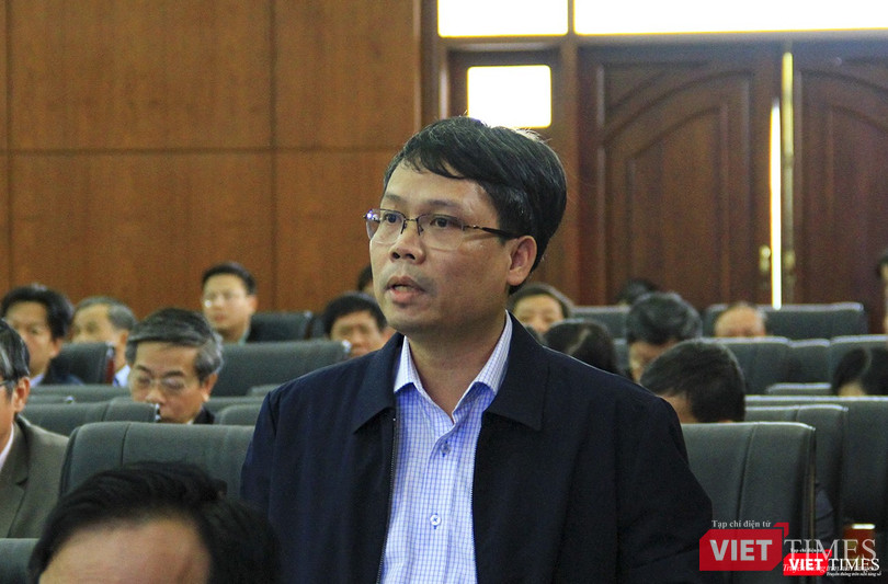 Ông Lê Tùng Lâm - Giám đốc Sở Xây dựng TP Đà Nẵng trả lời các vấn đề do chủ tọa kỳ họp đưa ra