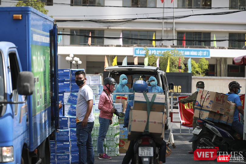 Liên tục những chuyến xe chở hàng đến điểm tiếp nhận