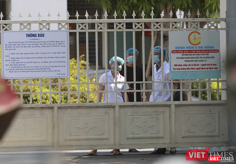 Ở bên kia cánh cổng