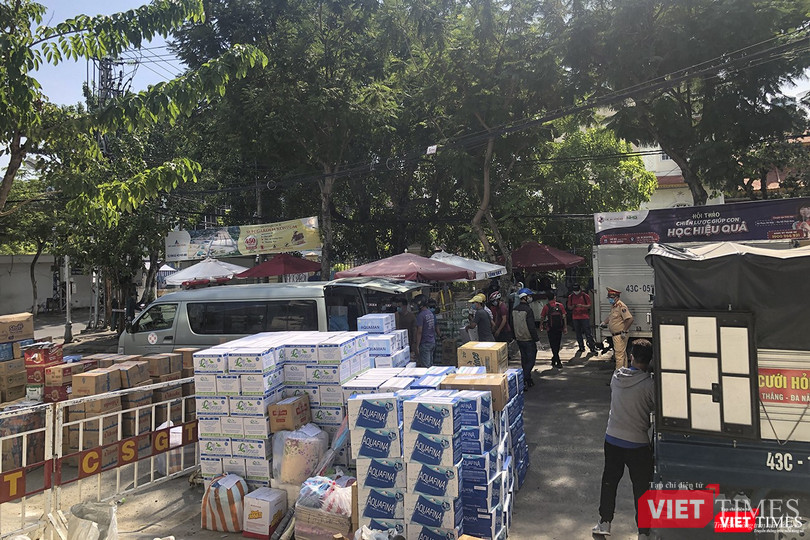 Liên tục những chuyến xe đến rồi đi