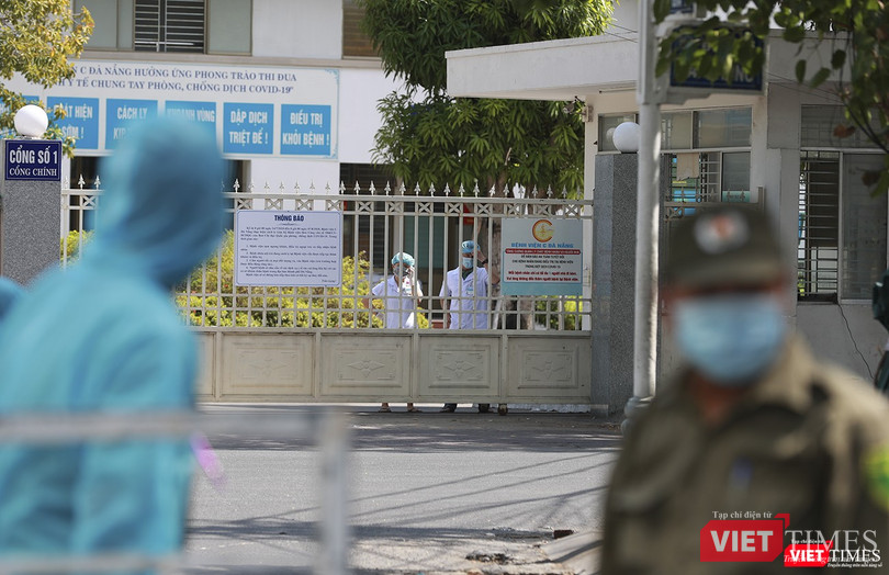 Phía bên kia cánh cổng...