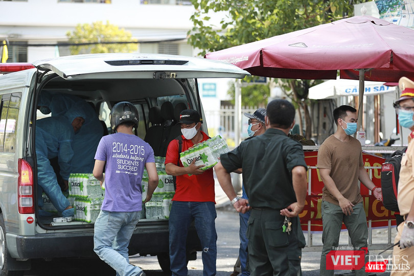 Các tình nguyện viên nhanh chóng xếp dỡ hàng hóa lên xe