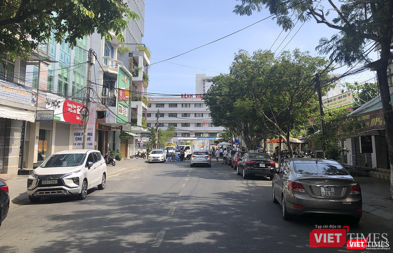 Đoàn xe nối đuôi nhau chở hàng nhu yếu phẩm gửi đến cho các bác sĩ