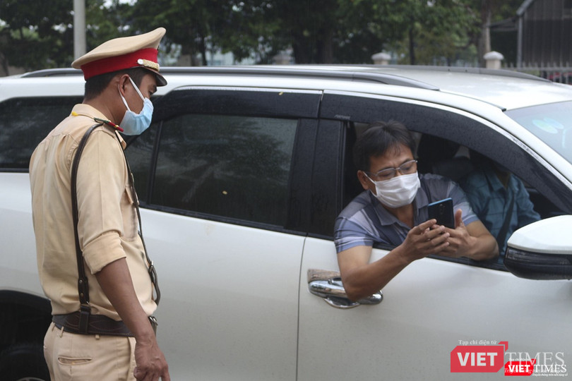 Lực lượng CSGT hướng dẫn người điều khiển phương tiện quay đầu xe