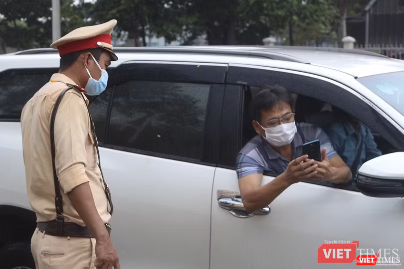 Lực lượng CSGT hướng dẫn người điều khiển phương tiện quay đầu xe