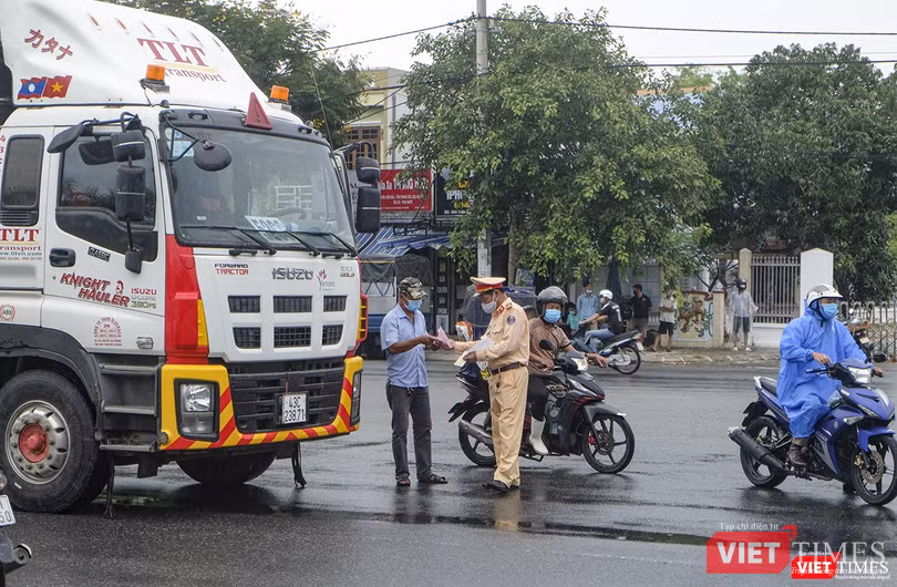Lực lượng CSGT kiểm tra phương tiện và yêu cầu quay đầu trở lại