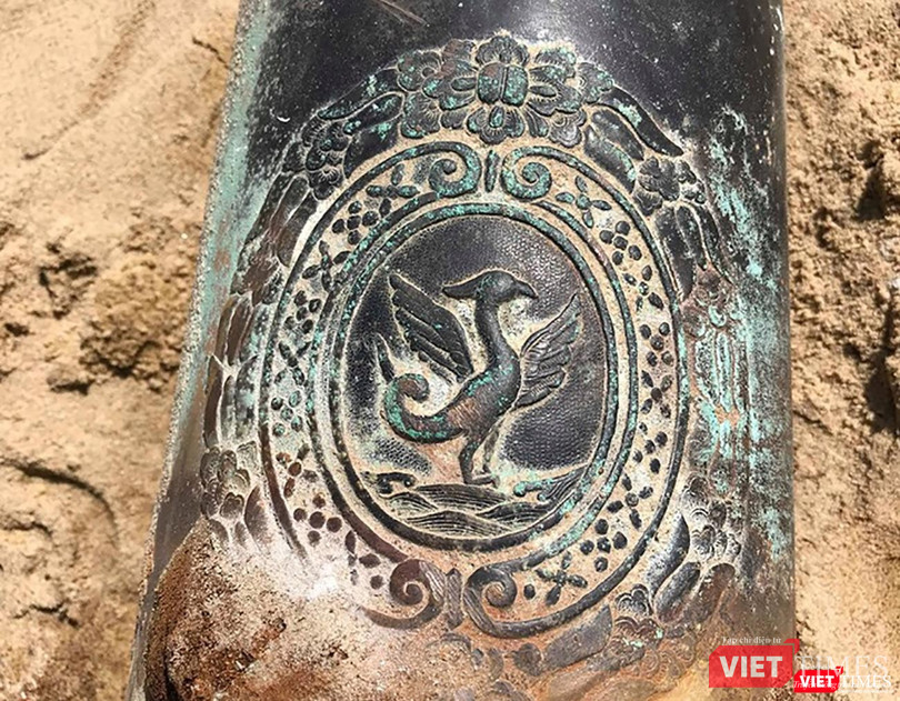 Cận cảnh họa tiết trên thân súng Cận cảnh một họa tiết hoa văn trên thân súng