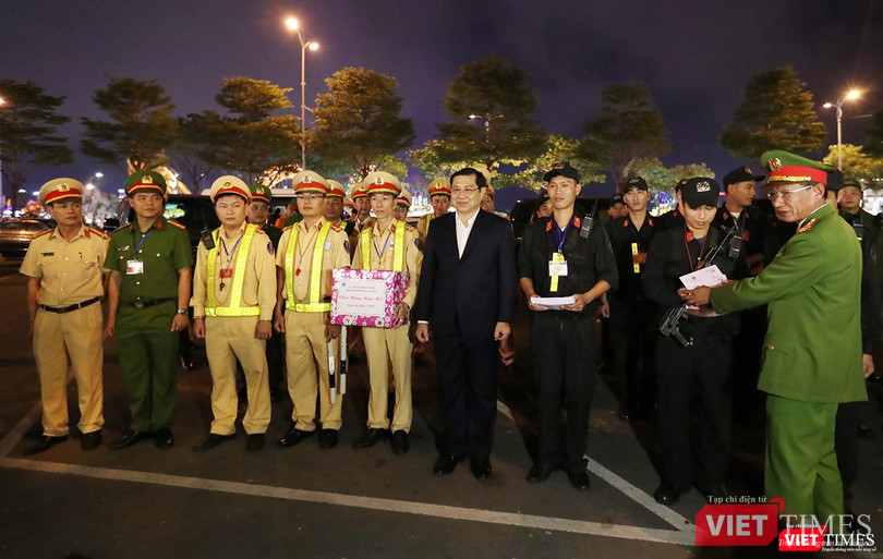 Chủ tịch UBND TP Đà Nẵng tặng quà cho các lực lượng đặc nhiệm, 911