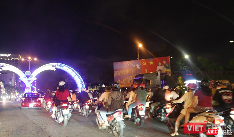 Dòng người đổ về Trung tâm TP ngày càng đông