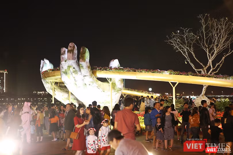 Cầu vàng "xuống phố"