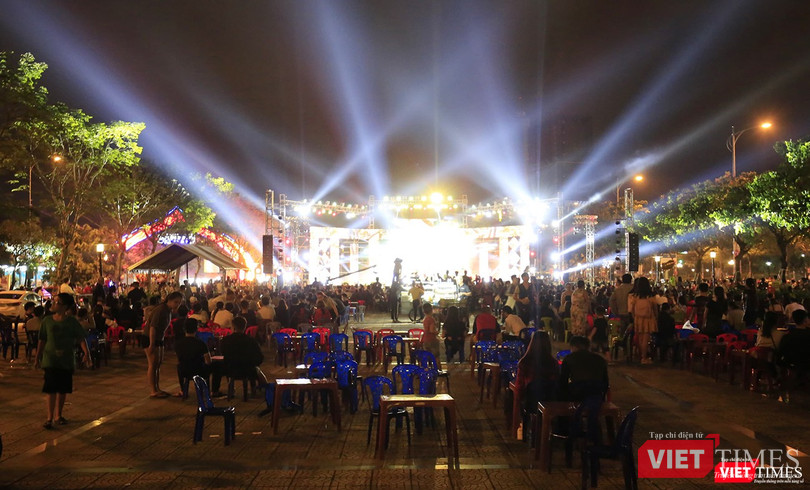 Người dân tập trung tại sân khâu bờ Đông Cầu Rồng để thưởng thức đêm ca nhạc đặc biệt trong đêm Giao thừa