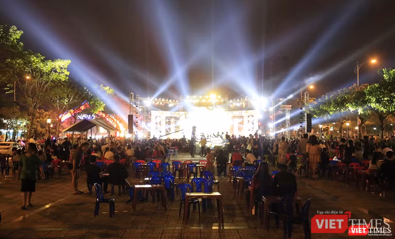 Người dân tập trung tại sân khâu bờ Đông Cầu Rồng để thưởng thức đêm ca nhạc đặc biệt trong đêm Giao thừa