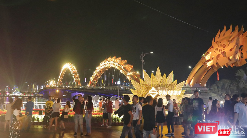 Người dân và du khách đổ về đường hoa Bạch Đằng trong đêm Giao thừa