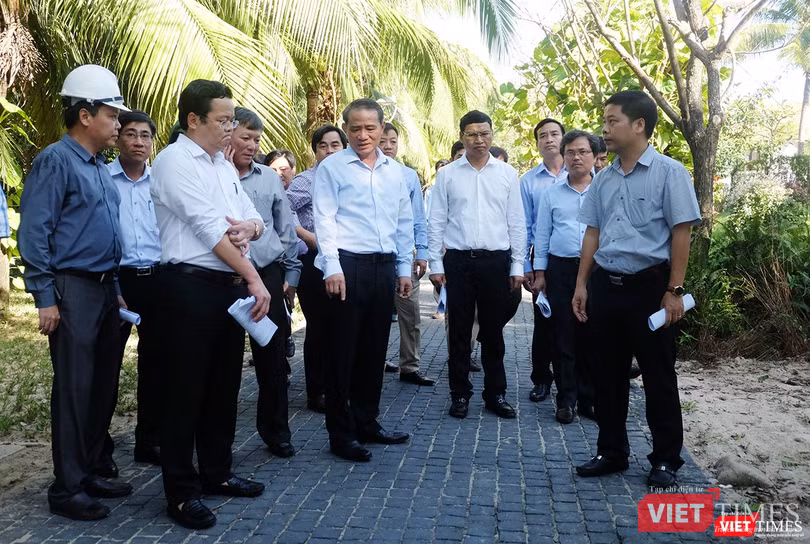 Bí thư Thành ủy Đà Nẵng Trương Quang Nghĩa trong chuyến thị sát tiến độ thực hiện các dự án mở lối xuống biển phục vụ người dân