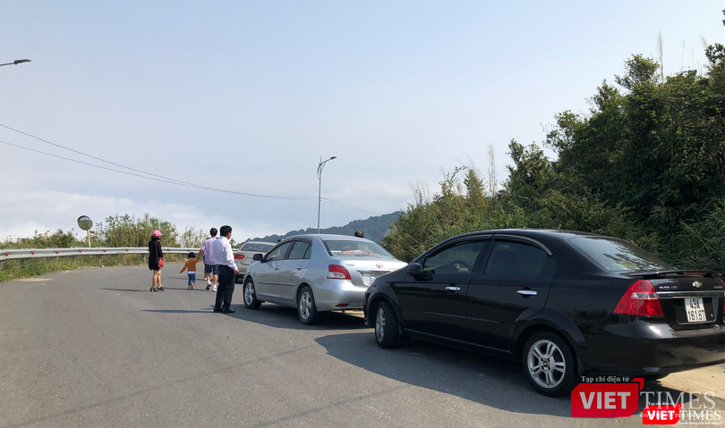 Người dân và du khách thích thú với hiện tượng thiên nhiên kỳ thú này