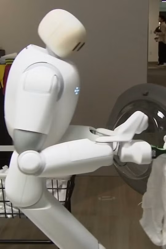 Robot AI Taku. Ảnh: DYNA Robotics 