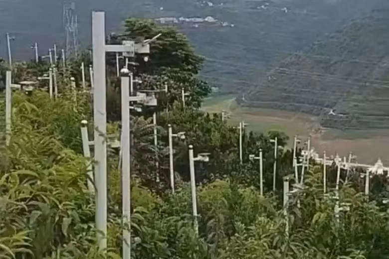 Hình ảnh về sườn đồi với đầy camera đang gây xôn xao cộng đồng mạng Trung Quốc. Ảnh: SCMP.