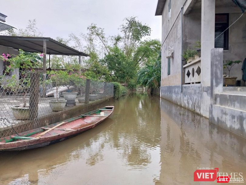 Người dân phải dùng ghe, thuyền để đi lại